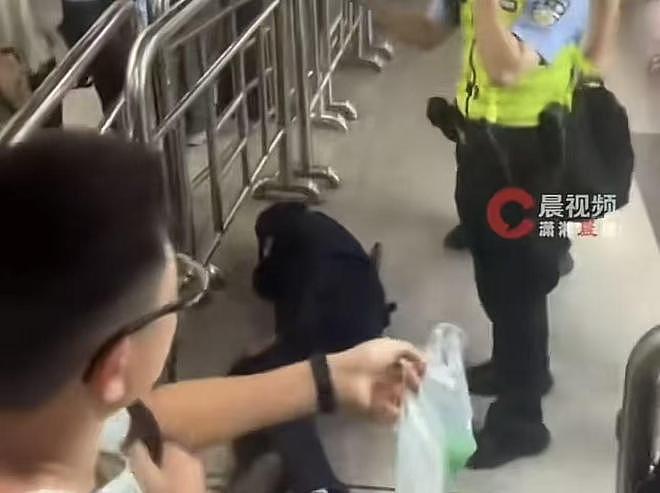 深圳地铁安检员被撞倒地！乘客排长队，吐槽声不断 - 1
