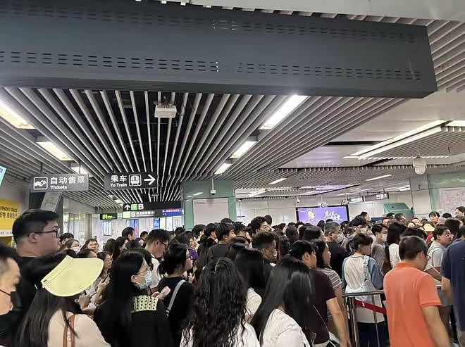 深圳地铁安检员被撞倒地！乘客排长队，吐槽声不断 - 2