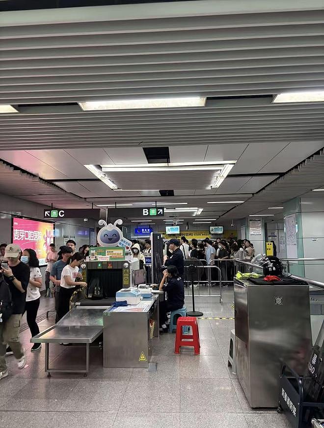 深圳地铁安检员被撞倒地！乘客排长队，吐槽声不断 - 3