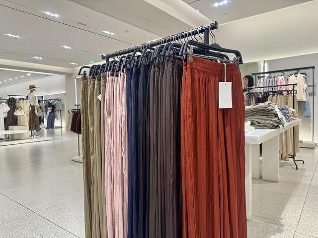 记者实探“摔跤风波”中的ZARA：问题阔腿裤仍在售（组图） - 5