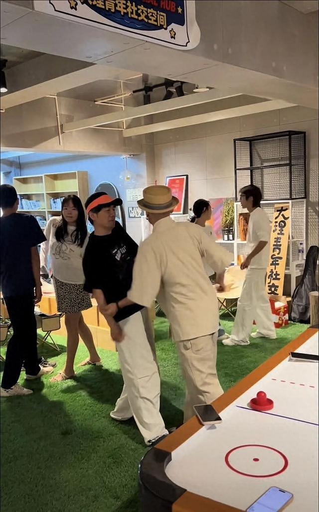 “所有人都在紧绷地扮演松弛”，这舞蹈为什么吵上热搜 - 1