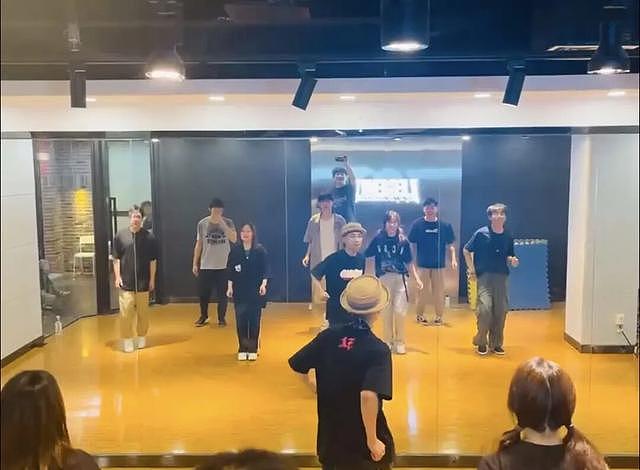 “所有人都在紧绷地扮演松弛”，这舞蹈为什么吵上热搜 - 5