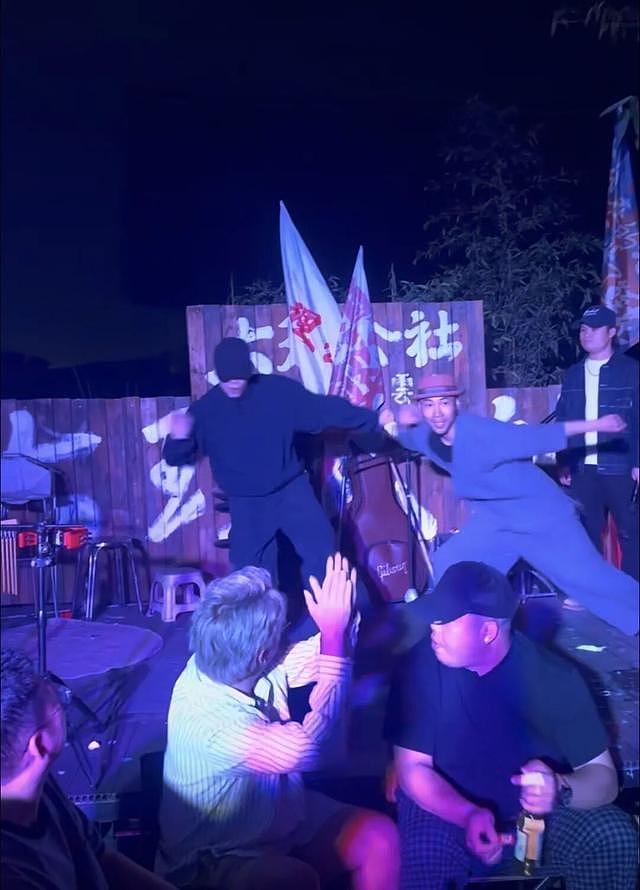 “所有人都在紧绷地扮演松弛”，这舞蹈为什么吵上热搜 - 6
