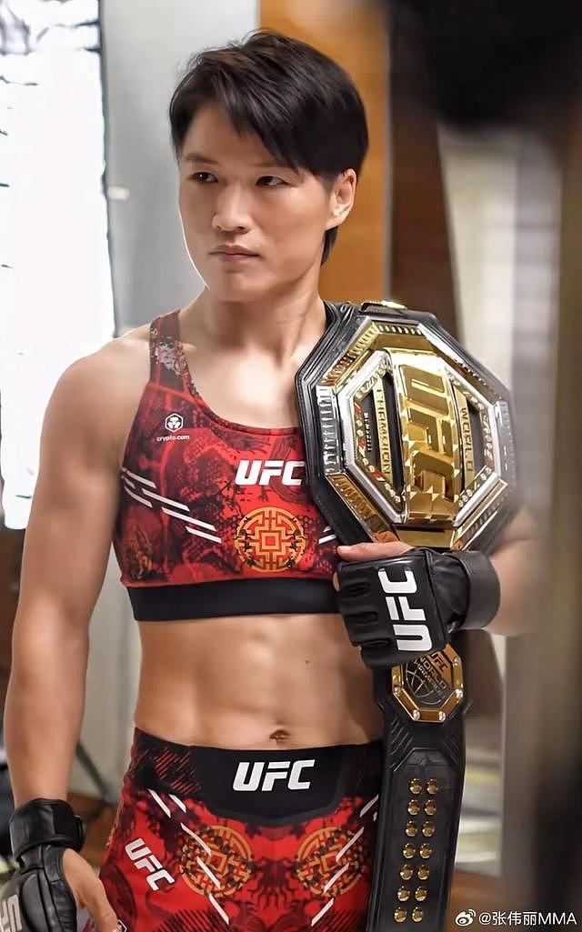 格斗女王张伟丽化妆后秒变“甜妹”：戴粉色假发大秀手臂肌肉，发文调侃“自己都不认识了”，“手机已经无法面容识别” - 2