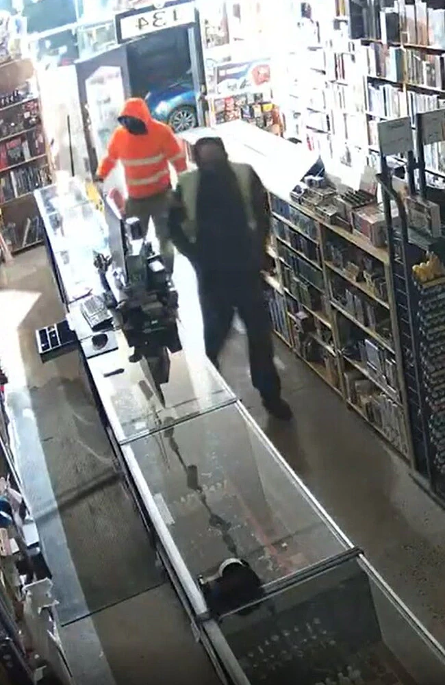 澳洲卡牌店3分钟被盗$1.5万宝可梦卡,监控拍下荒诞一幕 - 2