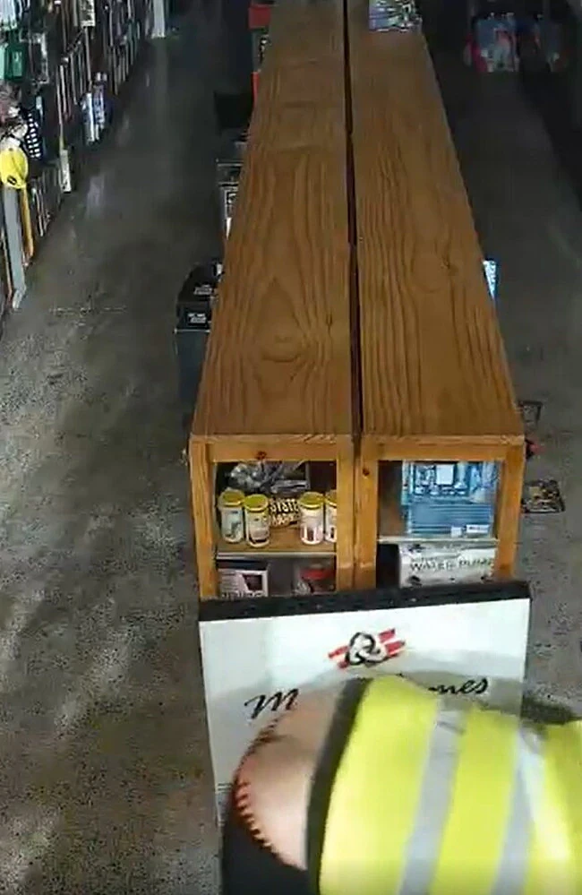 澳洲卡牌店3分钟被盗$1.5万宝可梦卡,监控拍下荒诞一幕 - 3