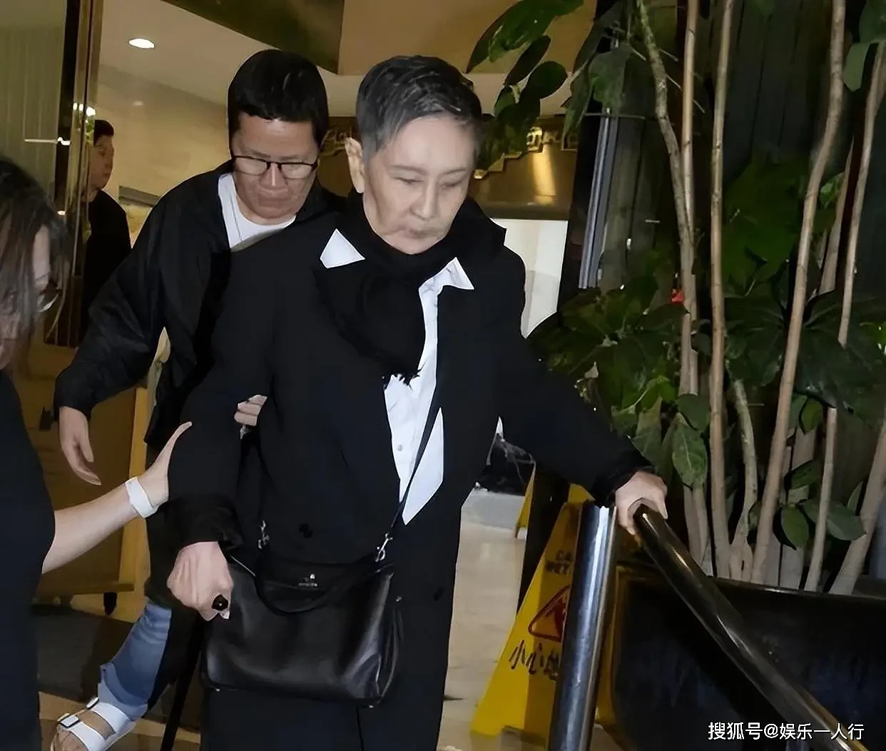 徐克医院守到崩溃痛哭!施南生数亿遗嘱曝光... - 15