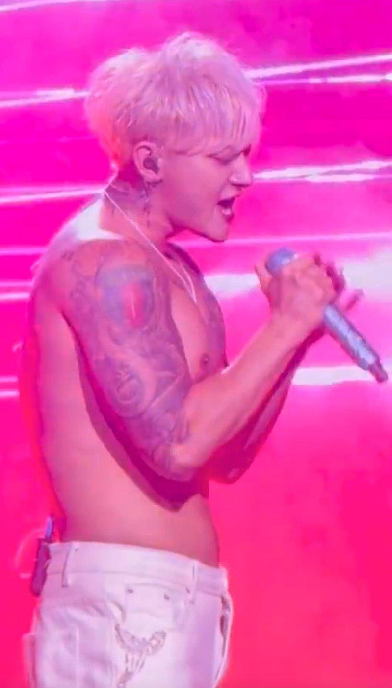 帅不过3秒…黄子韬演唱会脱衣秀肌肉,惊觉“裤链没拉”秒变搞笑现场 - 2