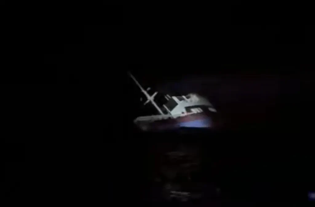 中国游客印尼亲历沉船事故:漂流至凌晨天冷风浪大 - 1