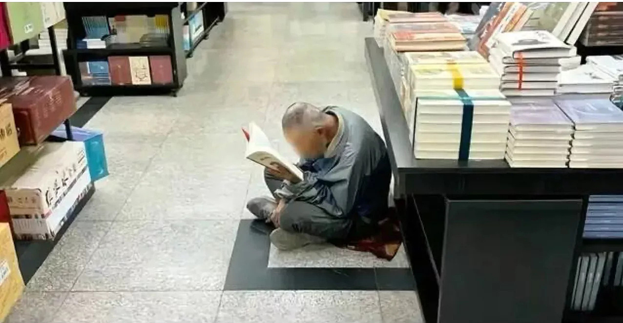 杭州流浪汉进图书馆看书遭投诉,馆方回复网友盛赞(组图) - 2