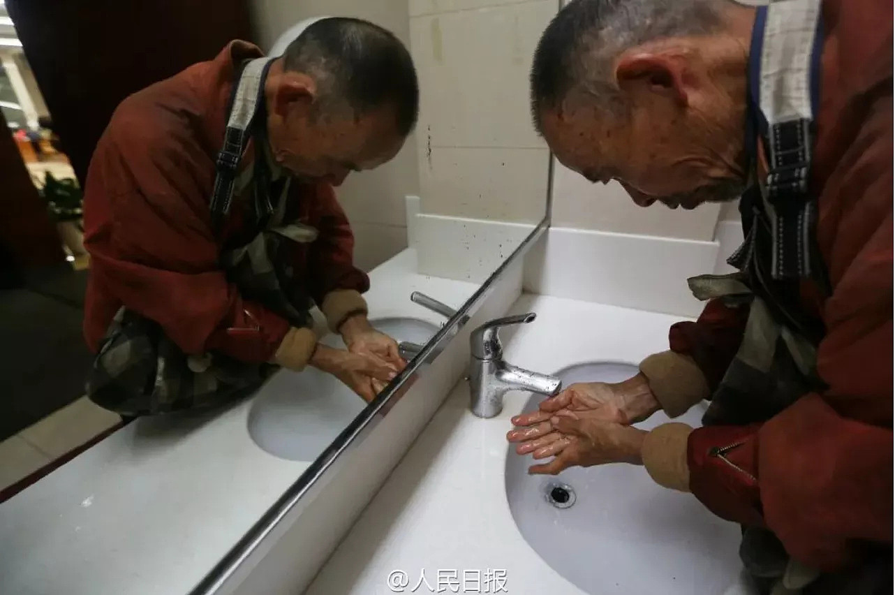杭州流浪汉进图书馆看书遭投诉，馆方回复网友盛赞（组图） - 7