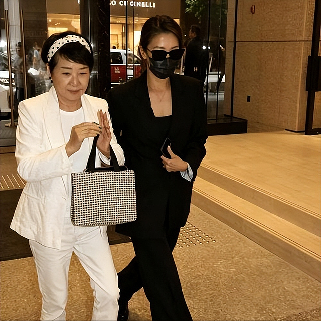 谢贤已被火葬！前妻狄波拉一身白衣，眼睛哭肿双手合十，两孙子在场（组图） - 7