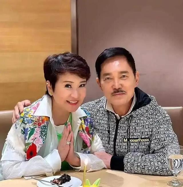 谢贤已被火葬！前妻狄波拉一身白衣，眼睛哭肿双手合十，两孙子在场（组图） - 13