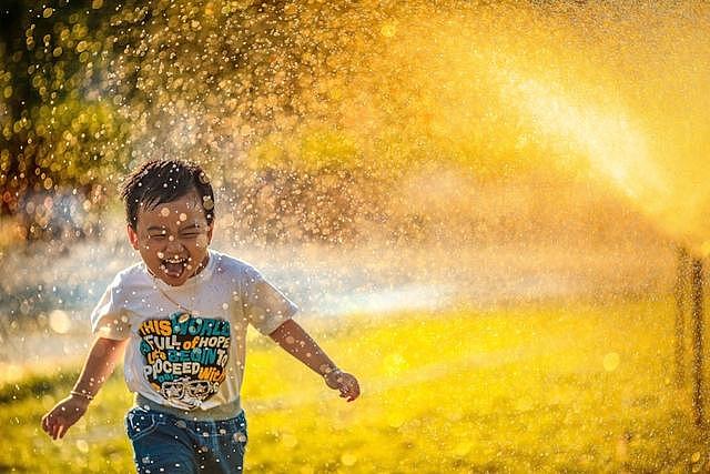 砸了千亿催生失效!国家终于明白:年轻人不生孩子,根本不是懒 - 12