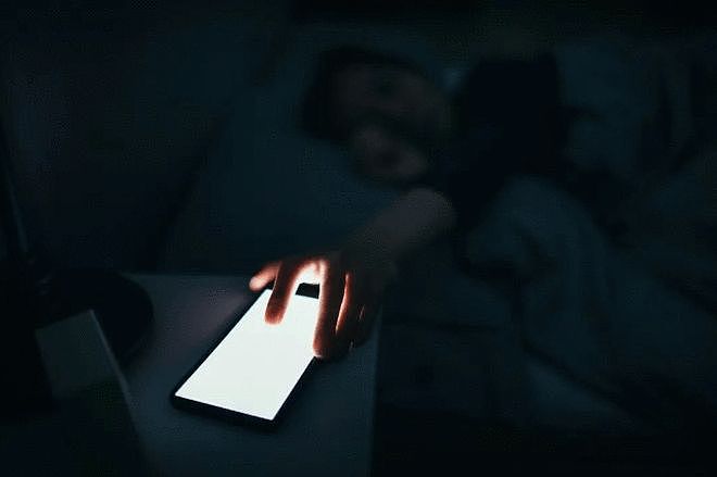 妻子半夜突然发现丈夫手机亮屏，近6万元瞬间被盗 - 1