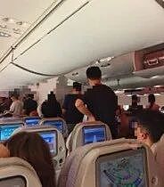 373名乘客备降后被困机舱超10小时，后续航班未起飞，有乘客已自行离开 - 3