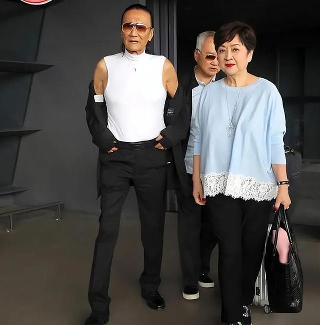 甄珍哭着说:谢贤去年就认不得人了,反复问同一个问题,连老朋友都叫不出名字 - 5