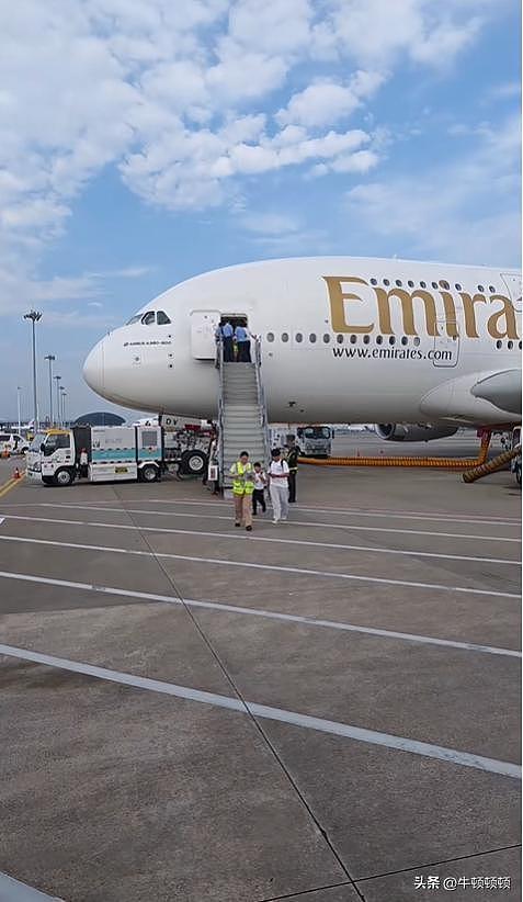 离谱!阿联酋航空A380备降杭州,373人被困10小时,高温多人晕倒 - 1