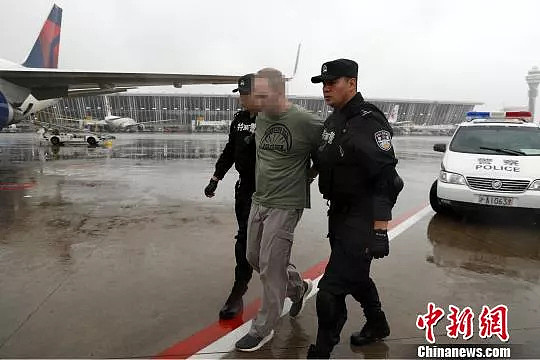 性侵幼女、枪杀妻子,中国警方向美遣返美籍红通逃犯 - 1