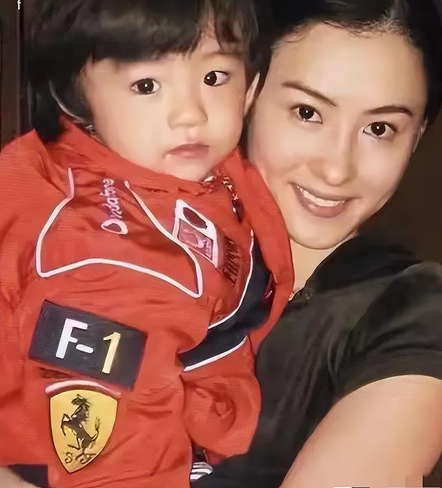 太离谱!张柏芝俩儿子被曝获巨额遗产后,生父不明的三胎承受恶意 - 10