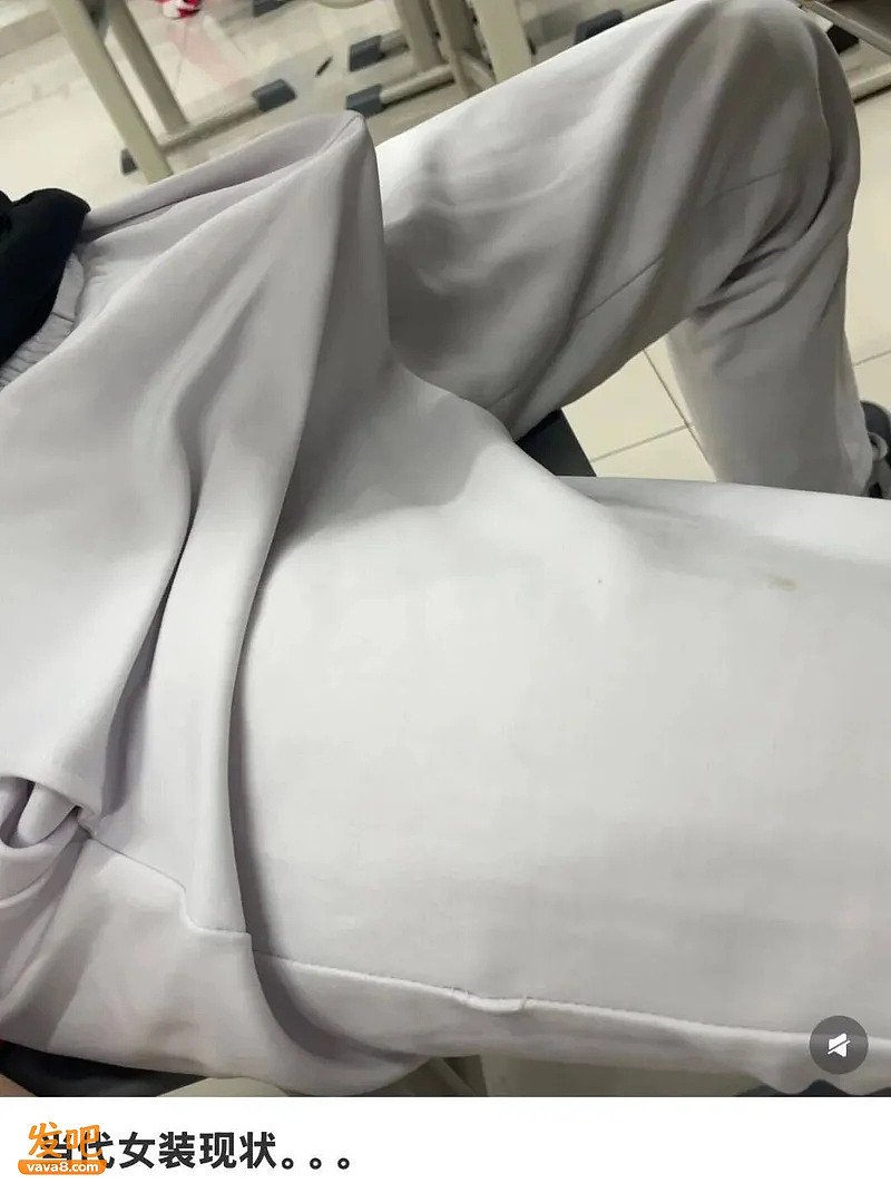 “十八合一”女装爆火：一块布掏俩洞就卖两百，消费者直呼被整疯 - 2