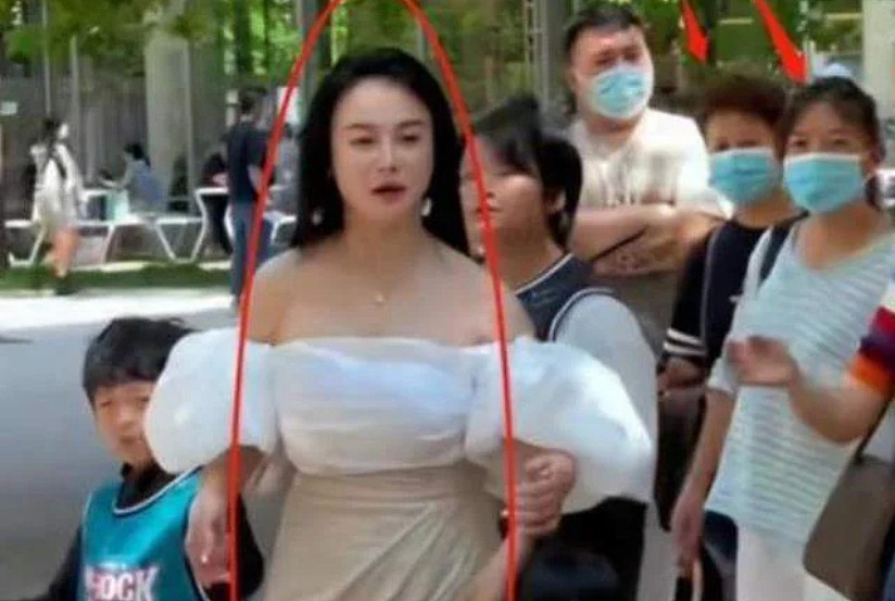 冉莹颖参加校园亲子活动,穿性感短裙引争议(组图) - 1