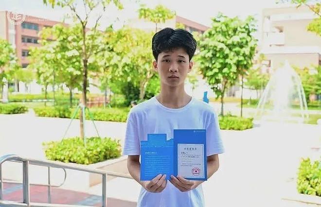 广东男生中考699分偷偷改志愿读中职,父亲出分当晚才知道,本人回应:未来想当程序员,AI时代也不怕 - 1