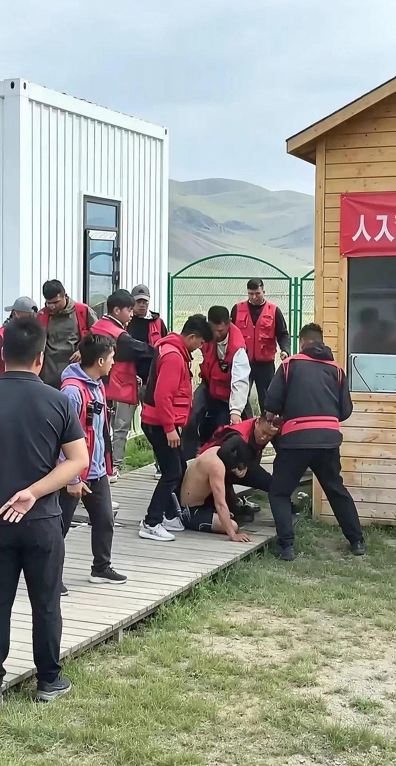 不仅国道设卡…新疆赛里木湖疑票务纠纷,7职员围殴旅游车司机 - 1