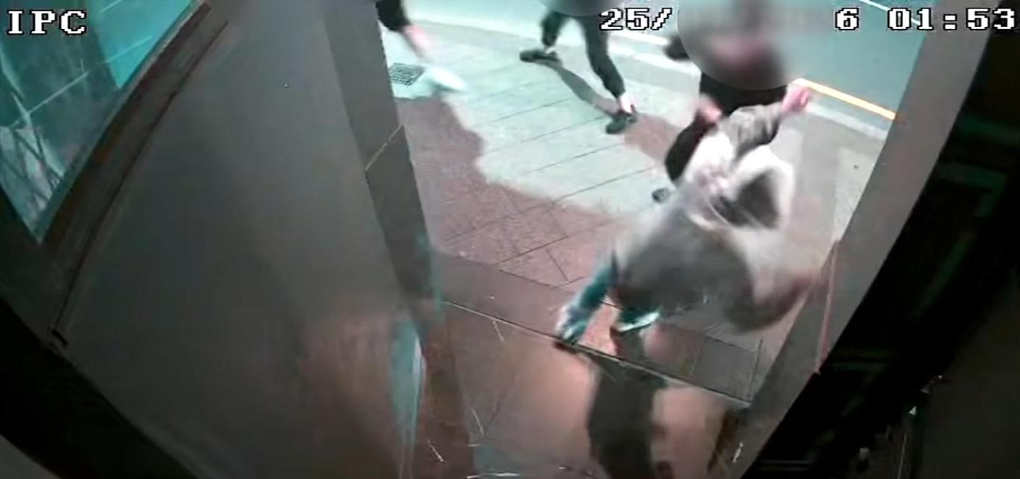 澳洲闹市街头发生恶性捅人案，17岁少年身中多刀送医 - 2