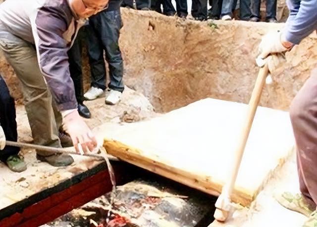 挖出大太监李莲英之墓,开棺后考古人员吓得发抖(组图) - 3