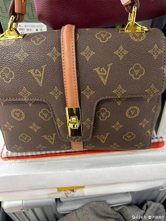 LV又将厦门一楼盘告上法庭，因小区四叶雕花装饰与其商标近似，该案定于8月开庭；房企：该纹样源自中式传统宝相花 - 2
