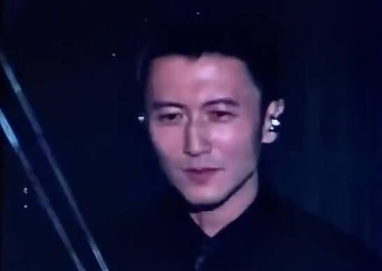 谢霆锋罕流男儿泪！丧父首开演唱会哽咽唱《谢谢你的爱1999》 - 1
