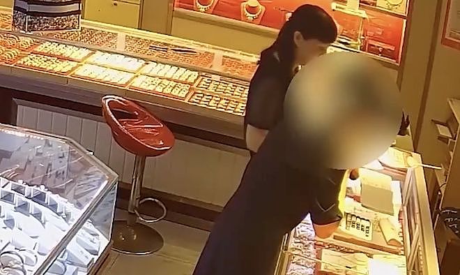 女子进店就要买300克黄金，店主却发现一个反常细节…… - 1