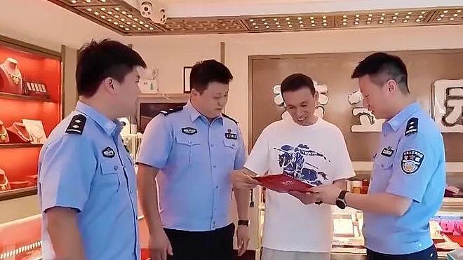 女子进店就要买300克黄金，店主却发现一个反常细节…… - 4