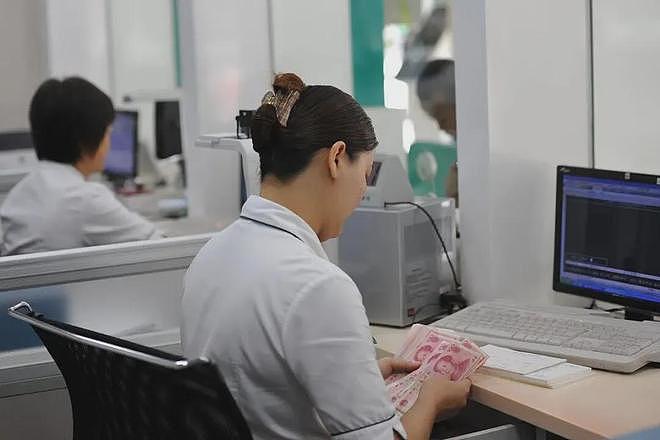 中国又一金饭碗走下神坛!曾经争抢加入银行的年轻人,如今开始排队辞职(组图) - 2