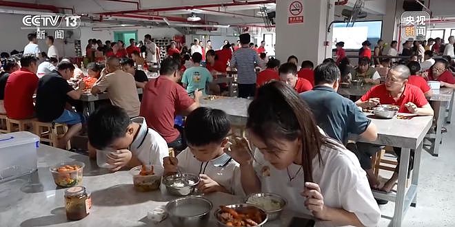 免费托管、带薪陪娃!广州这家工厂,火了 - 4