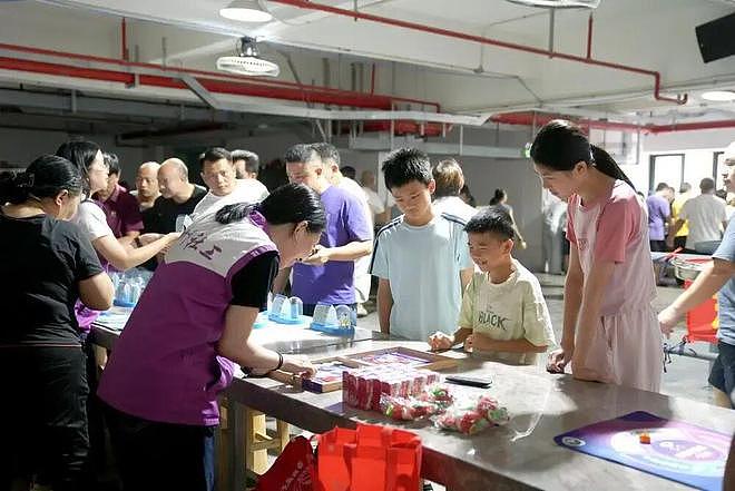 免费托管、带薪陪娃!广州这家工厂,火了 - 5