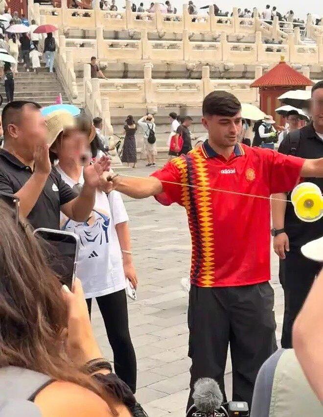 刚夺世界杯冠军,西班牙球星佩德里游中国、为苏超开球 - 3