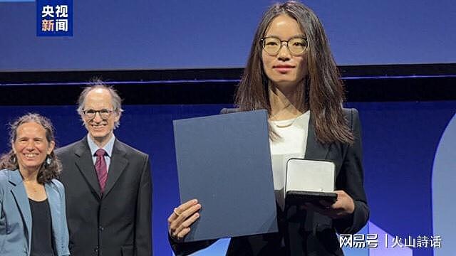 为什么不说国语?中国数学家王虹接受央视采访全程使用英语,引发争议 - 4