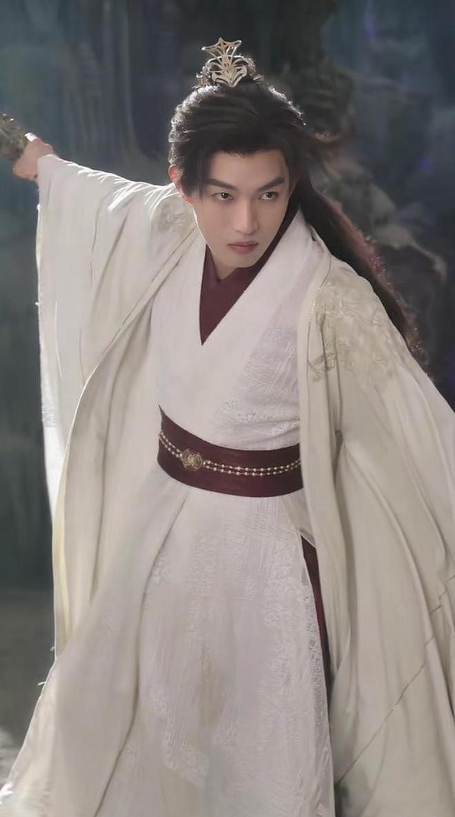 “霸总”摆摊卖菜，群演改卖凉皮，“家主”回家带孙子……AI冲击下，短剧演员掀起改行潮 - 1