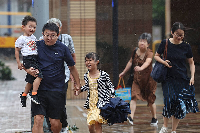 红霞强扑广东撤71万人!香港取消350航班,大陆空交通大瘫痪 - 1