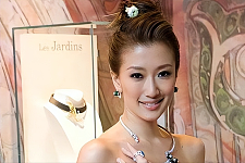 谢婷婷最大靠山曝光了，不是狄波拉也不是谢霆锋，竟是一个圈外人