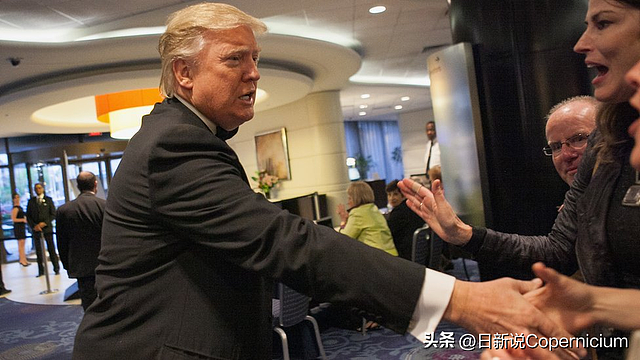 美国记者晚宴差点变刺杀现场？90天后特朗普补办演讲，全程开喷 - 5