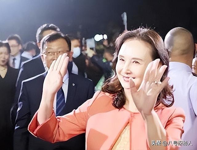 她一生只拍一部戏，冯小刚为她痴迷几十年，如今身价过亿捐百校！ - 2