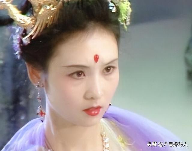 她一生只拍一部戏，冯小刚为她痴迷几十年，如今身价过亿捐百校！ - 3