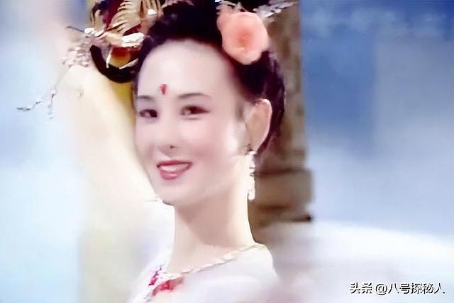 她一生只拍一部戏，冯小刚为她痴迷几十年，如今身价过亿捐百校！ - 4