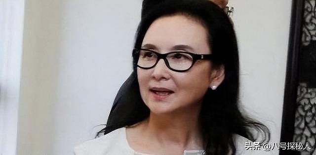 她一生只拍一部戏，冯小刚为她痴迷几十年，如今身价过亿捐百校！ - 12