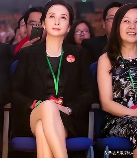 她一生只拍一部戏，冯小刚为她痴迷几十年，如今身价过亿捐百校！ - 14