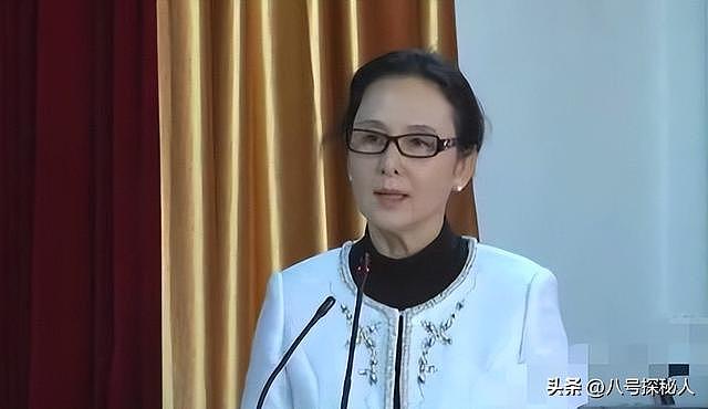 她一生只拍一部戏，冯小刚为她痴迷几十年，如今身价过亿捐百校！ - 15