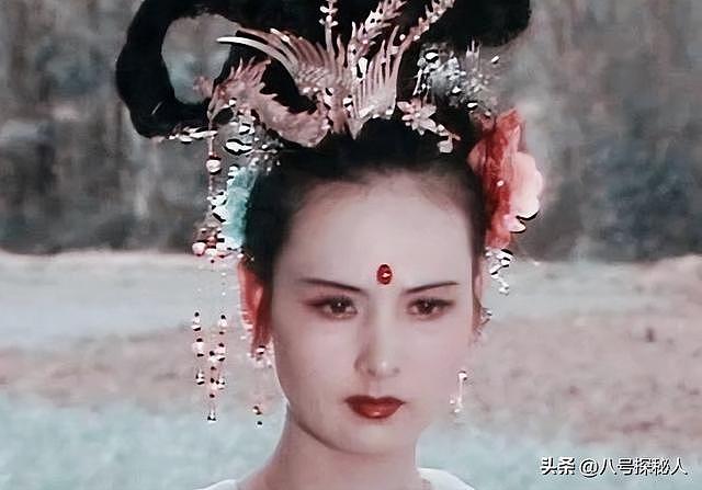 她一生只拍一部戏，冯小刚为她痴迷几十年，如今身价过亿捐百校！ - 16